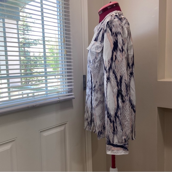 Calvin Klein women grey snake print long sleeves button down shirt. Size L. Use. - Picture 3 of 8